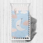 Mavi Zeminde Ay ve Bulut Desenli Bebek Odası Yatak Örtüsü Realhomes