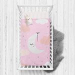 Pembe Zeminde Ay ve Bulut Desenli Bebek Odası Yatak Örtüsü Realhomes