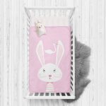 - Rh-Yatak-4512p - Realhomes Pembe Zeminli Tavşan Desenli Bebek Odası Yatak Örtüsü Realhomes