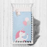 Mavi Zeminde Unicorn At Tasarımlı  Bebek Odası Yatak Örtüsü Realhomes