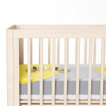 - Rh-Yatak-4586-1 - Realhomes  Gri Zeminde Sarı Kuş Motifli Dijital Baskılı Çocuk Odası Yatak Örtüsü Realhomes