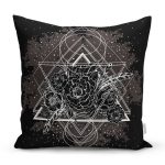 - Rh-K5007-Siyah-zeminde-Beyaz-Dekoratif-Desenli-Yastik-Kilifi - Realhomes Siyah zeminde Beyaz Dekoratif Desenli Yastık Kılıfı Realhomes