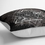 - Rh-K5007-Siyah-zeminde-Beyaz-Dekoratif-Desenli-Yastik-Kilifi-2 - Realhomes Siyah zeminde Beyaz Dekoratif Desenli Yastık Kılıfı Realhomes