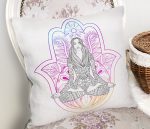 - Rh-K5018-Fatma-Ana-Eli-Icerisinde-Yoga-Yapan-Kadin-Desenli-Kirlent-Kilifi-1 - Realhomes Fatma Ana Eli İçerisinde Yoga Yapan Kadın Desenli Kırlent Kılıfı Realhomes