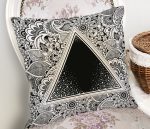 - Rh-K5019-Mandala-Zeminde-Ucgen-Motifli-Ozel-Tasarim-Dijital-Baskili-Yastik-Kilifi-1 - Realhomes  Mandala Zeminde Üçgen Motifli Özel Tasarım Dijital Baskılı Yastık Kılıfı Realhomes
