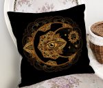 - Rh-K5030-Siyah-Zeminde-Gold-Hilal-Icerisinde-Ucuncu-Goz-Motifli-Dijital-Baskili-Yastik-Kilifi-1 - Realhomes  Siyah Zeminde Gold Hilal İçerisinde Üçüncü Göz Motifli Dijital Baskılı Yastık Kılıfı Realhomes