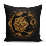- Rh-K5030-Siyah-Zeminde-Gold-Hilal-Icerisinde-Ucuncu-Goz-Motifli-Dijital-Baskili-Yastik-Kilifi - Realhomes  Siyah Zeminde Gold Hilal İçerisinde Üçüncü Göz Motifli Dijital Baskılı Yastık Kılıfı Realhomes
