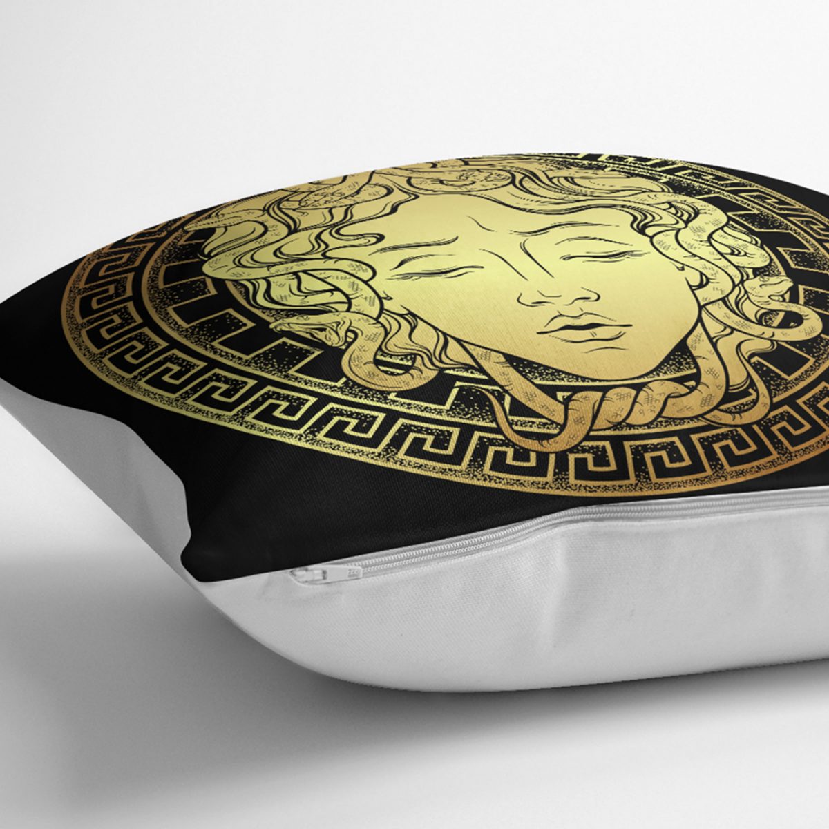 RealHomes Özel Tasarım Siyah Zeminde Gold Medusa Dekoratif Kırlent Kılıfı Realhomes