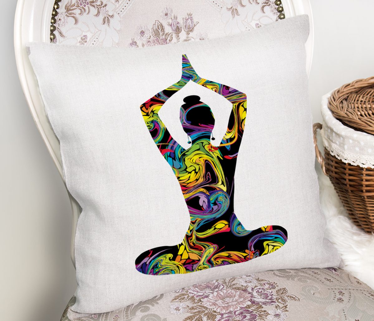 Beyaz Zeminde Gökkuşağı Yoga Desenli Kırlent Kılıfı Realhomes