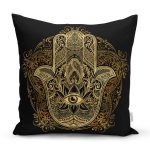 - Rh-K5208-Siyah-Zeminde-Mandala-Icinde-Gold-Fatimanin-Eli-Motifli-Ozel-Tasarim-Yastik-Kilifi - Realhomes Siyah Zeminde Mandala İçinde Gold Fâtımâ'nın Eli Motifli Özel Tasarım Yastık Kılıfı Realhomes
