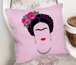 - Rh-K5211-Pembe-Zeminde-Kahlo-Frida-Baskili-Kirlent-Kilifi-1 - Realhomes Pembe Zeminde Kahlo Frida Baskılı Kırlent Kılıfı Realhomes