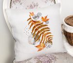 - Rh-K5281-Beyaz-Mermer-Zemin-Uzerinde-Sonbahar-Kurumus-Yaprak-Desenli-Kirlent-Kilifi-1 - Realhomes Beyaz Mermer Zemin Üzerinde Sonbahar Kurumuş Yaprak Desenli Kırlent Kılıfı Realhomes