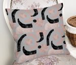 - Rh-K5309gri-Gri-Zemin-Uzerinde-Soyut-Geometrik-Cizim-Motifli-Kirlent-Kilifi-1 - Realhomes Gri Zemin Üzerinde Soyut Geometrik Çizim Motifli Kırlent Kılıfı Realhomes