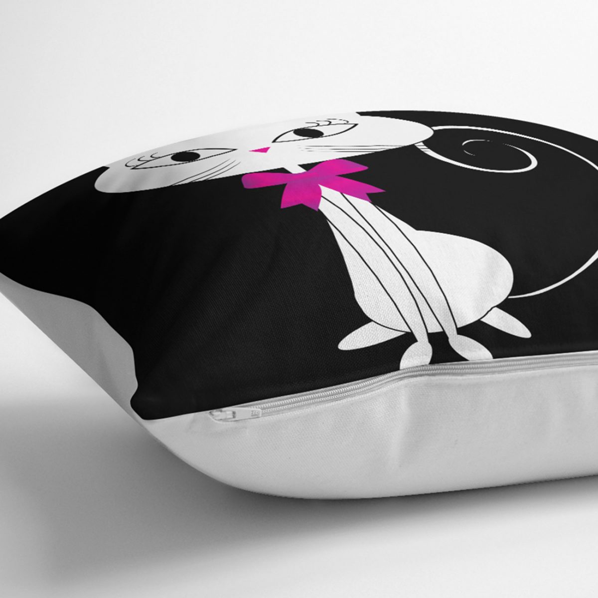 Siyah Zeminde Sevimli Beyaz Kedicik Özel Tasarımlı Yastık Kılıfı Realhomes
