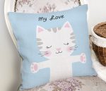 - Rh-K5692-Mavi-Zeminde-My-Love-Yazili-Sevimli-Kedicik-Desenli-Dekoratif-Kirlent-Kilifi-1 - Realhomes Mavi Zeminde My Love Yazılı Sevimli Kedicik Desenli Dekoratif Kırlent Kılıfı Realhomes