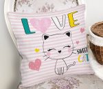 - Rh-K5716-Pembe-Cizgili-Zeminde-Sweet-Cat-Tasarimli-Yastik-Kilifi-1 - Realhomes  Pembe Çizgili Zeminde Sweet Cat Tasarımlı Yastık Kılıfı Realhomes