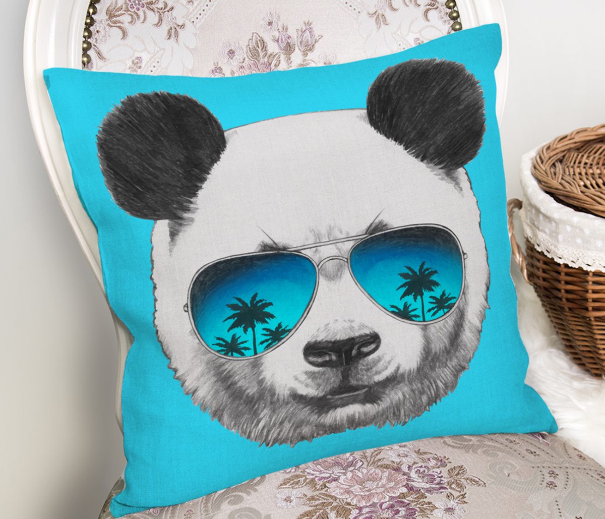 Mavi Zeminde Gözlüklü Cool Panda Motifli Dekoratif Kırlent Kılıfı Realhomes