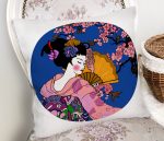 - Rh-K5795-Cicek-Desenli-Yelpazeli-Japon-Kiz-Motifli-Modern-Kirlent-Kilifi-1 - Realhomes  Çiçek Desenli Yelpazeli Japon Kız Motifli Modern Kırlent Kılıfı Realhomes