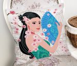 - Rh-K5822-Mavi-Yelpazeli-Cizgi-Motifli-Kadin-Motifli-Dekoratif-Kirlent-Kilifi-1 - Realhomes Mavi Yelpazeli Çizgi Motifli Kadın Motifli Dekoratif Kırlent Kılıfı Realhomes