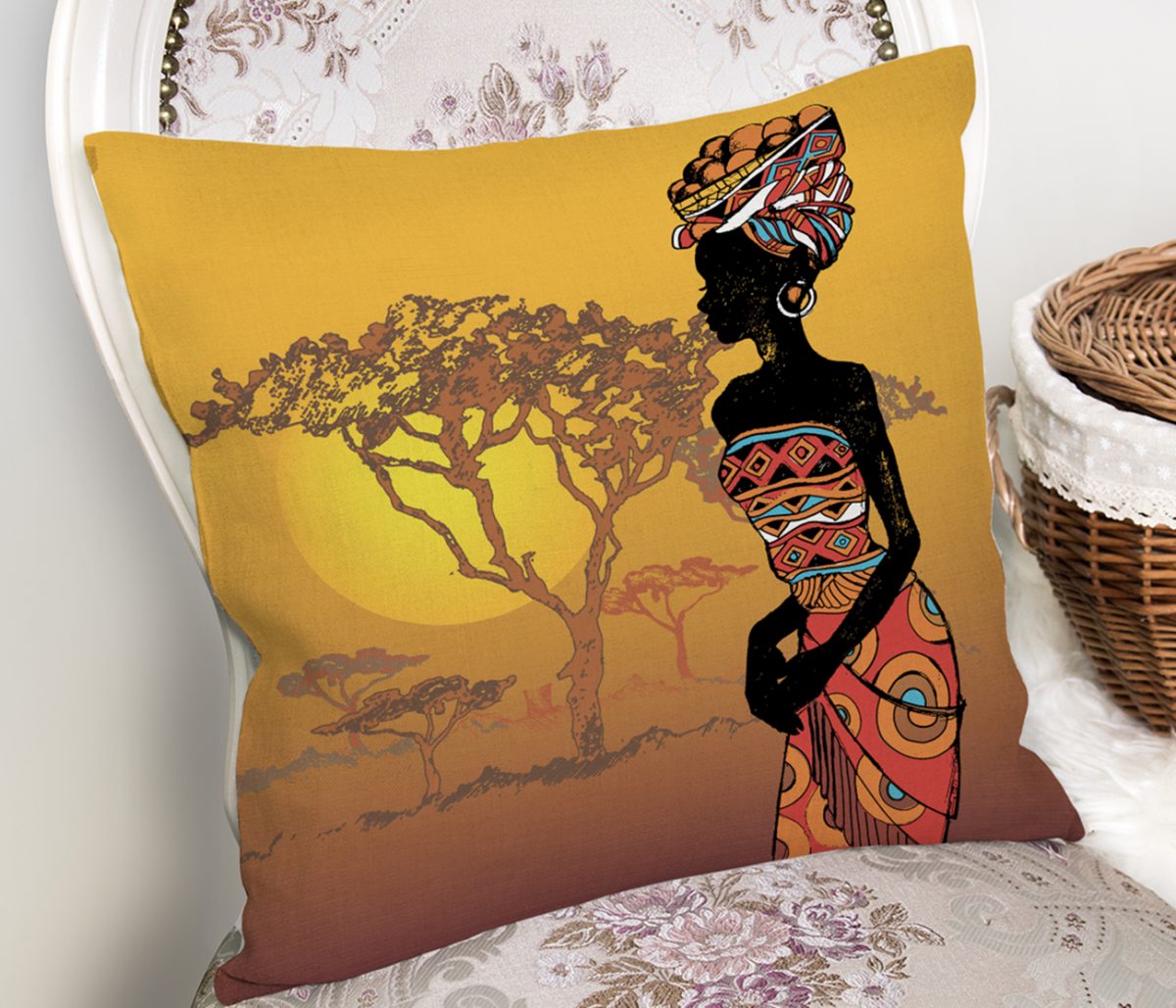 Güneşin Batışındaki Ağaç Zeminli Afrika Kadın Motifli Kırlent Kılıfı Realhomes