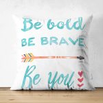 - Suet-K-2009 - Realhomes  Çift Taraflı Be Brave Tasarımlı Dijital Baskılı Dekoratif Süet Kırlent Kılıfı Realhomes