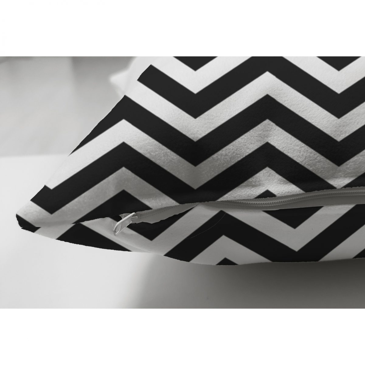 Siyah Beyaz Zigzag Desenli Çift Taraflı Dijital Baskılı Süet Yastık Kırlent Kılıfı Realhomes