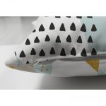 - Suet-K-2057-2 - Realhomes Realhomes Çift Taraflı Modern Geometrik Şekiller Dijital Baskılı Süet Yastık Kırlent Kılıfı Realhomes