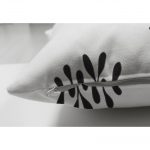 - Suet-K-2074-2 - Realhomes  Çift Taraflı Siyah Beyaz Yaprak Motifli Dekoratif Süet Yastık Kırlent Kılıfı Realhomes