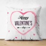 - Suet-K-2084 - Realhomes  Çift Taraflı Kalp Motifli Happy Valentine's Day Dijital Baskılı Süet Kırlent Kılıfı Realhomes