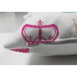 - Suet-K-2088-2 - Realhomes  Taç Motifli Renkli Çift Taraflı Dijital Baskılı Süet Yastık Kırlent Kılıfı Realhomes