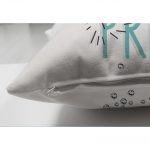 - Suet-K-2108-2 - Realhomes  Çift Taraflı Happy Princess Yazı Desenli Dijital Baskılı Modern Süet Kırlent Kılıfı Realhomes