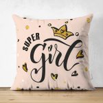 - Suet-K-2117 - Realhomes  Çift Taraflı Süper Girl Yazı Desenli Dijital Baskılı Dekoratif Süet Kırlent Kılıfı Realhomes