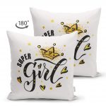 - Suet-K-2135-1 - Realhomes Çift Taraflı Süper Girl Yazı Desenli Dijital Baskılı Dekoratif Süet Kırlent Kılıfı Realhomes