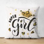 - Suet-K-2135 - Realhomes Çift Taraflı Süper Girl Yazı Desenli Dijital Baskılı Dekoratif Süet Kırlent Kılıfı Realhomes