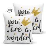 - Suet-K-2137-1 - Realhomes  Çift Taraflı Yaldızlı Yazı Desenli Dijital Baskılı Dekoratif Süet Kırlent Kılıfı Realhomes