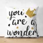 - Suet-K-2137 - Realhomes  Çift Taraflı Yaldızlı Yazı Desenli Dijital Baskılı Dekoratif Süet Kırlent Kılıfı Realhomes