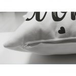 - Suet-K-2137-2 - Realhomes  Çift Taraflı Yaldızlı Yazı Desenli Dijital Baskılı Dekoratif Süet Kırlent Kılıfı Realhomes