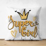 - Suet-K-2138 - Realhomes  Çift Taraflı Süper Girl Yazı Desenli Dijital Baskılı Modern Süet Kırlent Kılıfı Realhomes