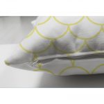 - Suet-K-2169-2 - Realhomes  Çift Taraflı Sarı Geometrik Desenli Dijital Baskılı Modern Süet Yastık Kılıfı Realhomes