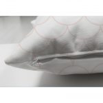 - Suet-K-2171-2 - Realhomes  Çift Taraflı Pembe Geometrik Desenli Dijital Baskılı Dekoratif Süet Yastık Kılıfı Realhomes