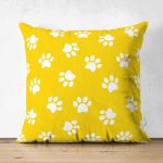 - Suet-K-2209 - Realhomes Sarı Zeminli Pati Resimli Çift Taraflı Dijital Baskılı Dekoratif Süet Kırlent Kılıfı Realhomes