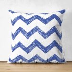 - Suet-K-2257 - Realhomes  Püskürtme Desenli Zigzag Temalı Çift Taraflı Dijital Baskılı Süet Kırlent Kılıfı Realhomes