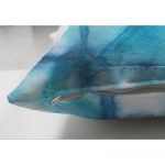 - Suet-K-2289-2 - Realhomes  Mavi Sulu Boya Desenli Çift Taraflı Dijital Baskılı Modern Süet Yastık Kılıfı Realhomes