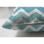 - Suet-K-2315-2 - Realhomes Sulu Boyalı Zigzag Desenli Çift Taraflı Dijital Baskılı Süet Kırlent Kılıfı Realhomes