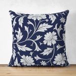 - Suet-K-2318 - Realhomes Lacivert Zeminli Çiçek Motifli Çift Taraflı Dijital Baskılı Süet Yastık Kılıfı Realhomes