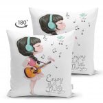 - Suet-K-2329-1 - Realhomes Şarkı Söyleyen Kız Desenli Çift Taraflı Dijital Baskılı Süet Kırlent Kılıfı Realhomes