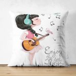 - Suet-K-2329 - Realhomes Şarkı Söyleyen Kız Desenli Çift Taraflı Dijital Baskılı Süet Kırlent Kılıfı Realhomes