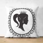 - Suet-K-2334 - Realhomes Siyah Beyaz Bayan Resimli Çift Taraflı Dijital Süet Yastık Kırlent Kılıfı Realhomes