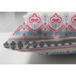 - Suet-K-2407-2 - Realhomes  Kırmızı Mavi Çini Motifli Modern Dijital Baskılı Çift Taraflı Süet Yastık Kılıfı Realhomes