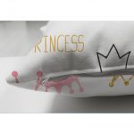 Pudra Renk Prenses Taç Motifli Dijital Baskılı Çift Taraflı Süet Yastık Kırlent Kılıfı Realhomes